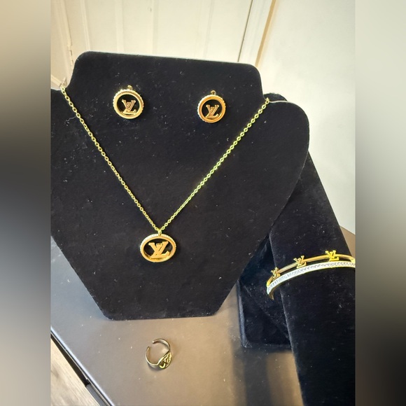 Gold Jewelry 4 piece Set - Picture 1 of 2